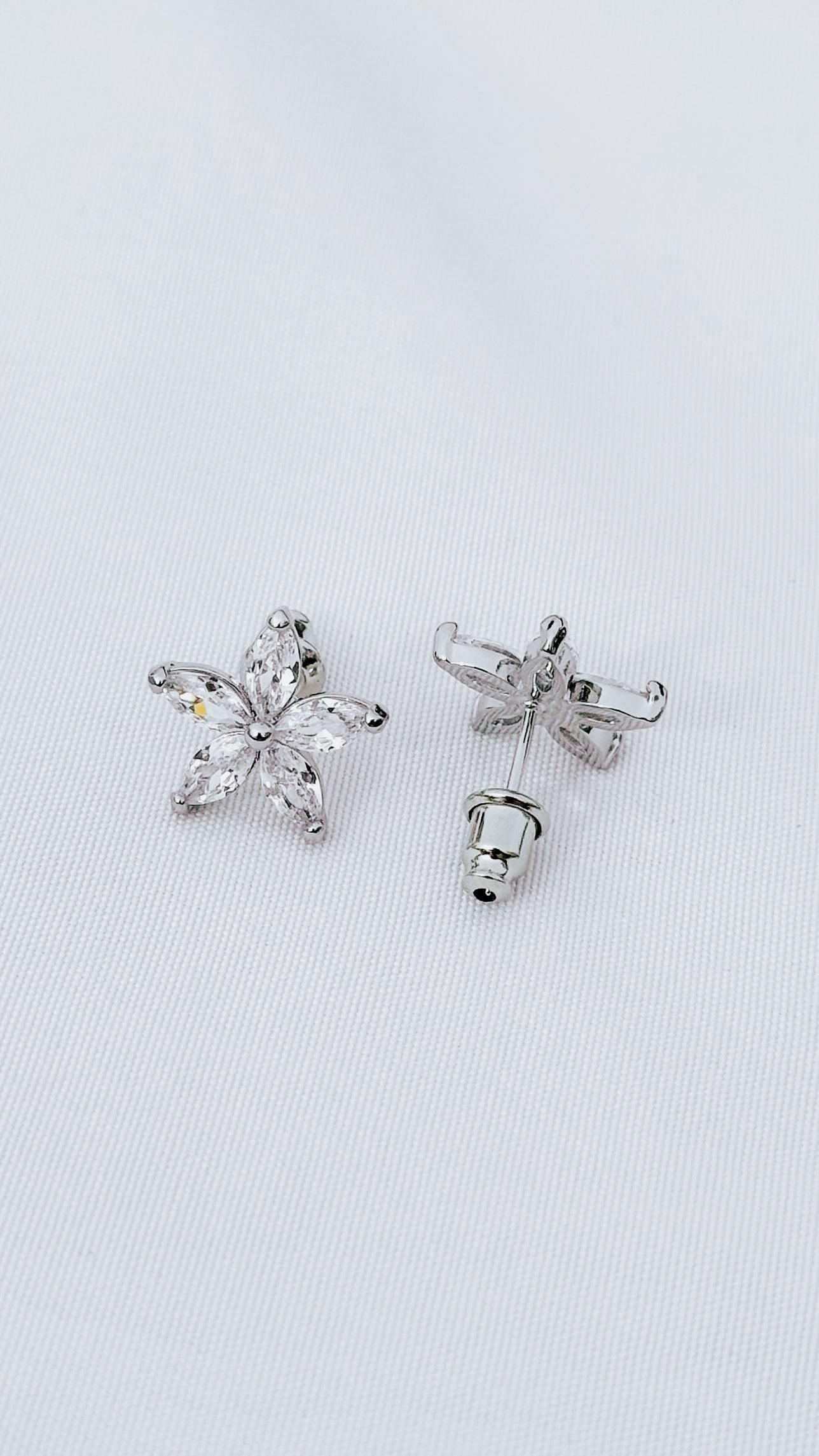 Sparkly flower stud earrings with marquise-cut cubic zirconia in silver. Lightweight, everyday shine, gift-ready.
