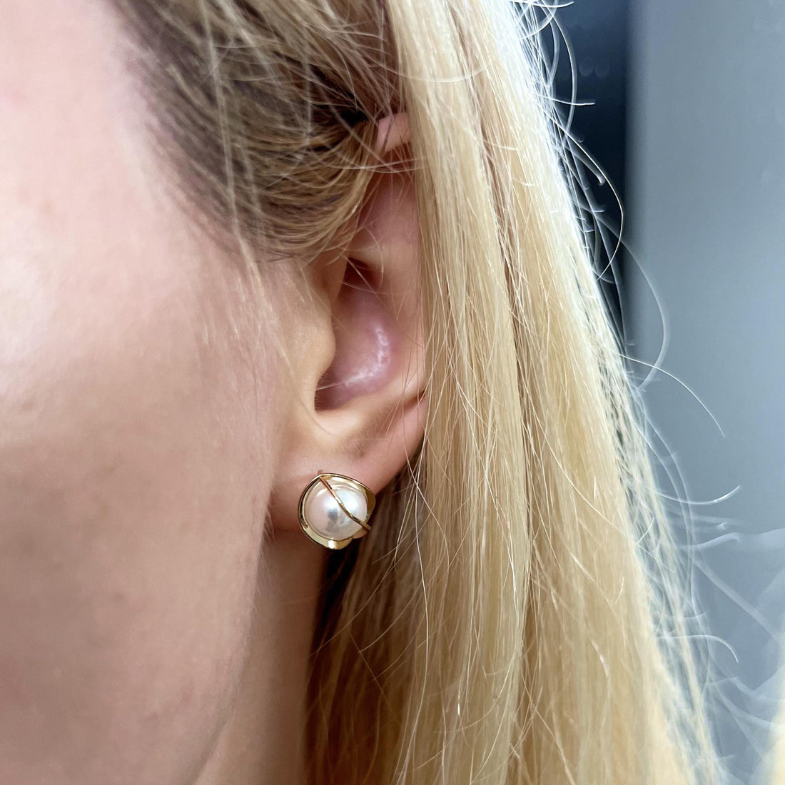 Women Pearl Stud Earrings, Dainty Gold Pearl Earrings, Wedding earrings, Wedding jewelry, Unique earrings, Gift For Her, Gift For Mom