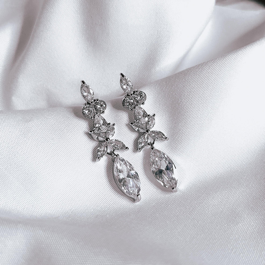 Crystal Drop Earrings Bridal Wedding Jewelry for Bride Silver Dangle Earrings Bridesmaid Earrings Dainty Bridal Gift Elegant Gift for Her