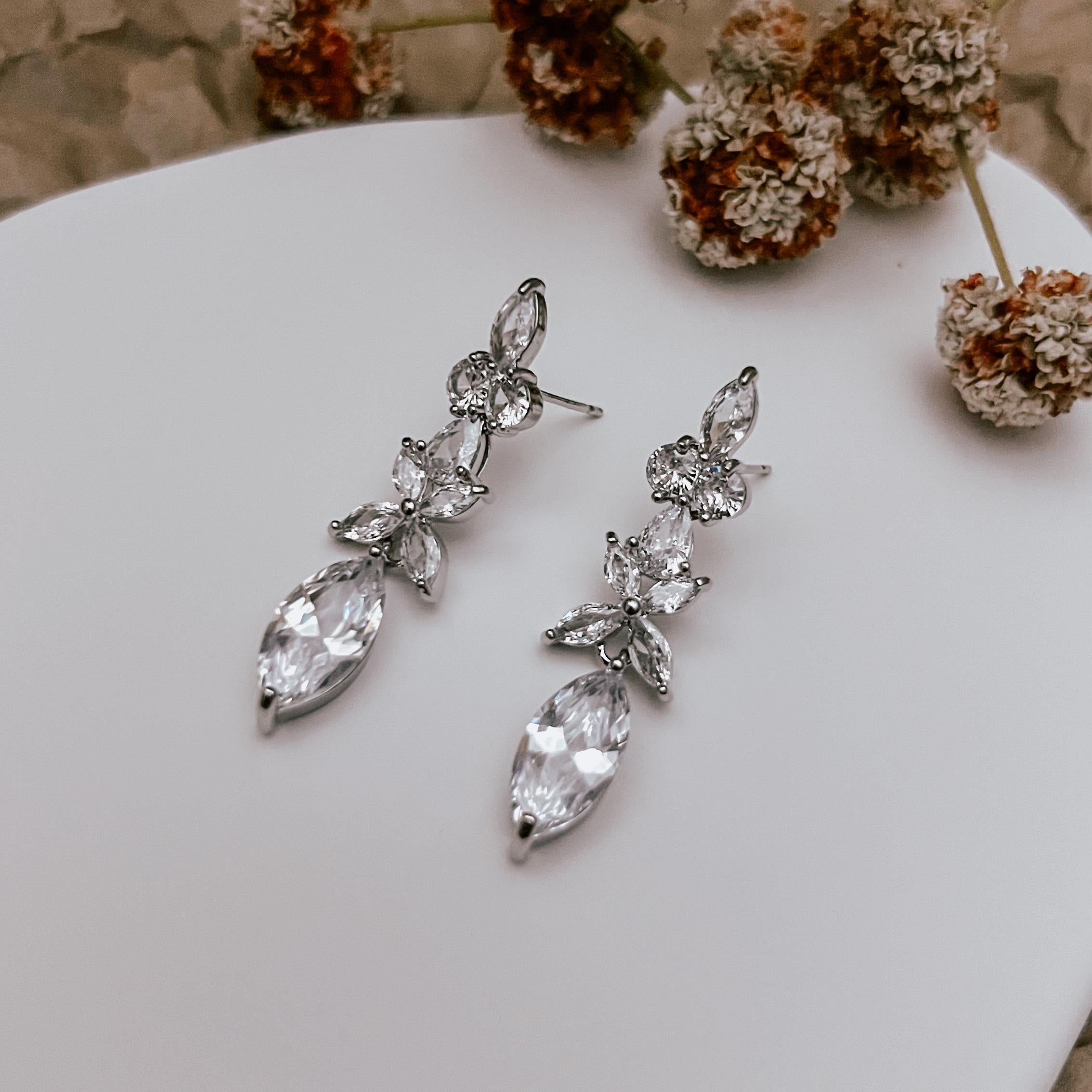 Crystal Drop Earrings Bridal Wedding Jewelry for Bride Silver Dangle Earrings Bridesmaid Earrings Dainty Bridal Gift Elegant Gift for Her