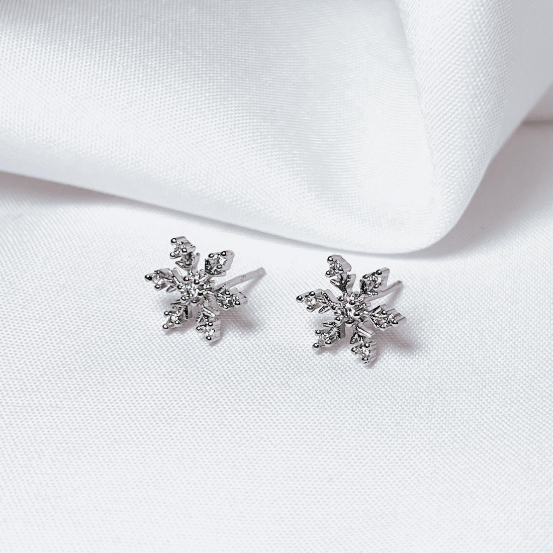 Sterling Silver Snowflake Stud Earrings CZ Crystal Earrings Winter Jewelry Christmas Earrings Minimalist Studs Elegant Gift for Her