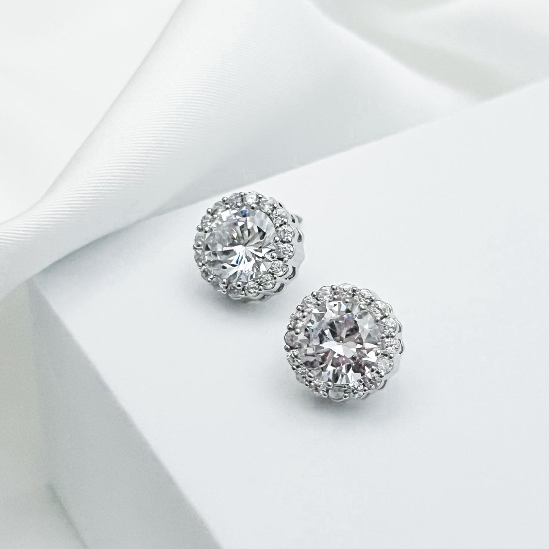 Moissanite Halo Stud Earrings Round Brilliant Cut Sparkling Stone Everyday Jewelry Anniversary Wedding Gift for Women Elegant Statement Gift
