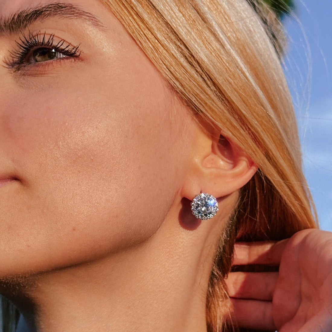 Moissanite Halo Stud Earrings Round Brilliant Cut Sparkling Stone Everyday Jewelry Anniversary Wedding Gift for Women Elegant Statement Gift